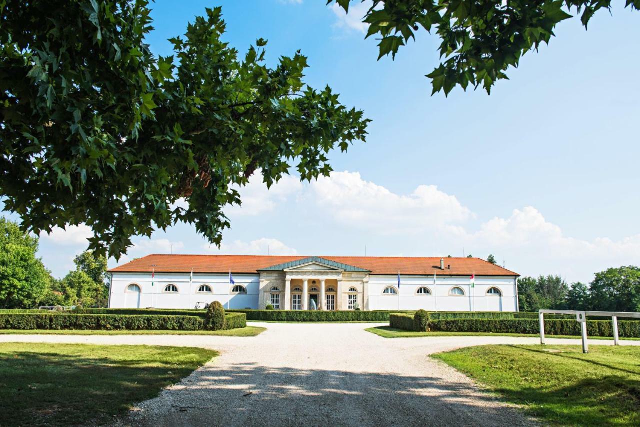 Pannónia Golf&Country Club Acomodação com café da manhã Alcsutdoboz Exterior foto