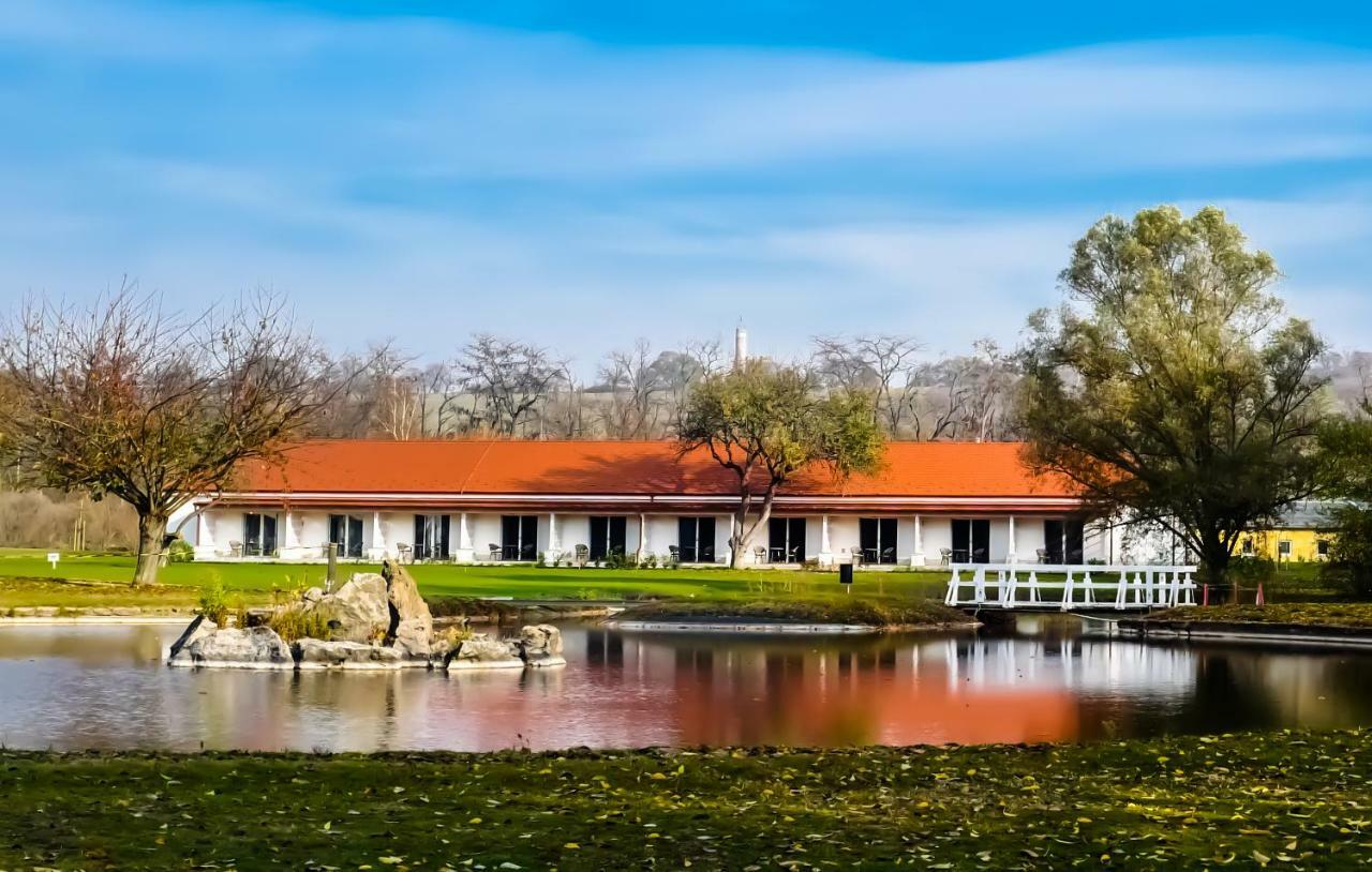 Pannónia Golf&Country Club Acomodação com café da manhã Alcsutdoboz Exterior foto